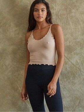 NWOT Boutique Scalloped Ribbed V-Neck Tank in Beige